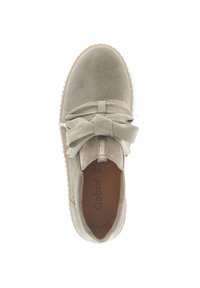 Hellgraues Wildlederschuhmodell mit runder Zehenpartie, strukturiertem, elastischem Bogen und Gummisohle. Das Innere verfügt über ein braunes Futter mit 'Gabor'-Markierung.