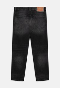 Jeans in denim neri, leggermente sbiaditi, con un taglio dritto classico. Presentano due tasche posteriori e un'etichetta in pelle con il marchio in vita.