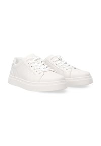 Weiße Sneakers mit einem glatten Lederobermaterial, runder Zehenpartie und strukturierten Seiten. Mit weißen Schnürsenkeln und einer dicken Gummisohle.