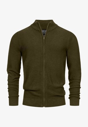 Oliwkowy sweter na zamek z teksturowanej dzianiny. Posiada wysoki kołnierz oraz ściągacze przy mankietach i dolnej krawędzi, z dopasowanym krojem.