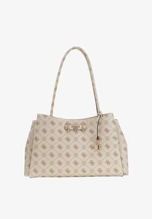 Sac à main beige en matière synthétique, avec des accessoires dorés, un design structuré et un motif de logo répété.
