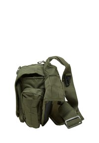 Olivgrön taktisk axelväska gjord av hållbart tyg. Har flera fack, justerbar rem och en robust spänne.