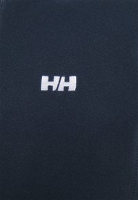 Marine fleece stof met een witte geborduurde logo "HH" aan de voorkant. Vlotte textuur met een consistente, zachte uitstraling.