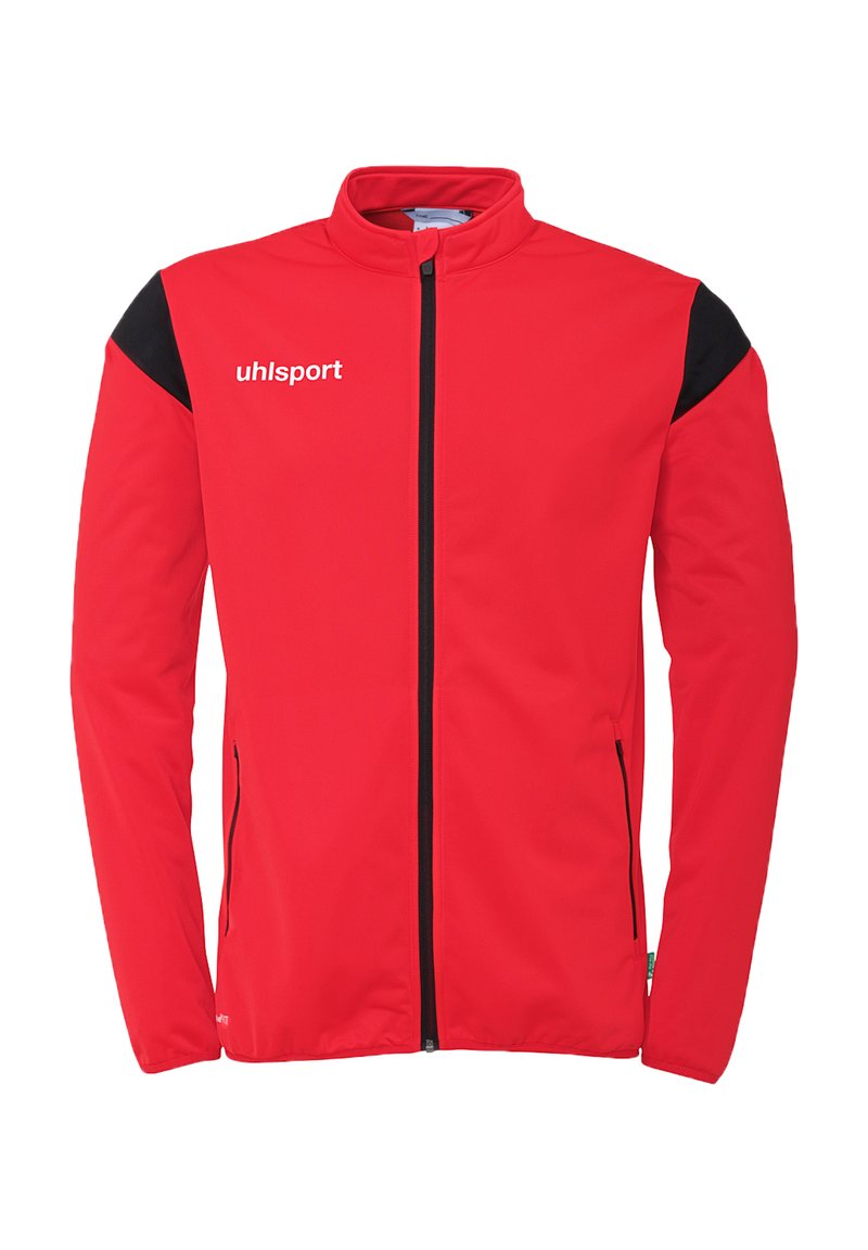 Rode sportjack met een ritssluiting, zwarte accenten op de schouders en een wit logo. Voorzien van zijzakken en een opstaande kraag.