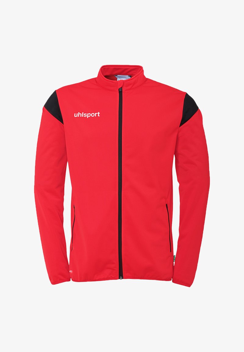 Rode sportjack met een ritssluiting, zwarte accenten op de schouders en een wit logo. Voorzien van zijzakken en een opstaande kraag.