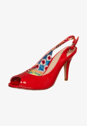 Zapato de tacón alto de charol rojo con tirantes, con punta abierta, que presenta un colorido patrón floral en el forro interior y un tacón delgado.