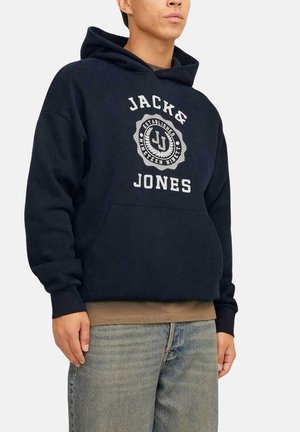 Sudadera azul marino con un bolsillo frontal, que presenta un diseño de logo y texto en blanco. Hecha de tela suave con un ajuste relajado y puños acanalados.