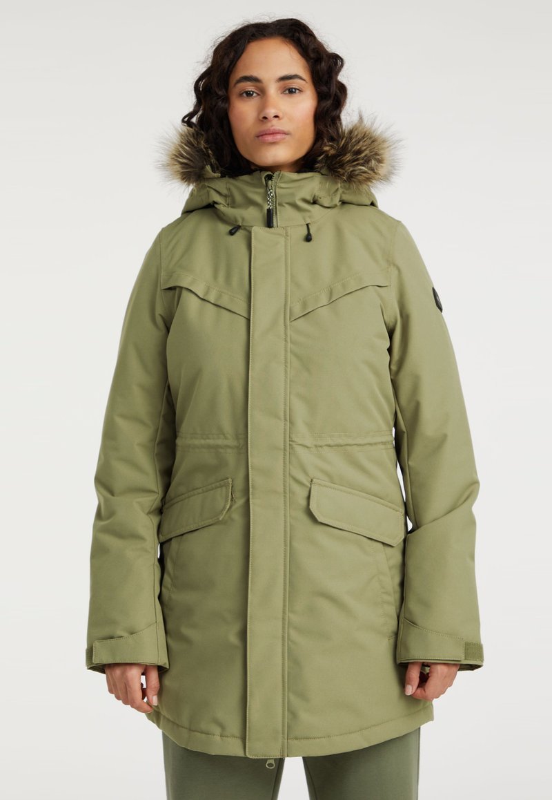 Olijfgroene parka-jack met een faux fur gevoerde capuchon, ritssluiting en twee zakken aan de voorkant. Beschikt over een gladde afwerking en verstelbare trekkoorden.