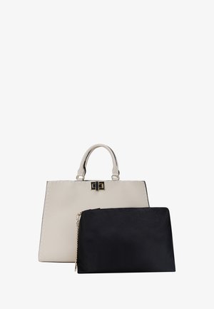 Læder tote bag i beige med en struktureret overflade og en sort clutch med en glat overflade, begge med guldfarvede hardware-detaljer.