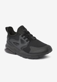 Chaussures de sport noires en matériau en maille, semelle en caoutchouc, design à lacets, accents moulés et superposition texturée pour une respirabilité améliorée.