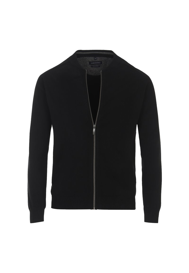 Musta vetoketjullinen neuletakki, jossa on pyöreä kaula-aukko, ribbaustaskut ja helma, valmistettu sileästä kankaasta. Vasemmassa rinnassa on pieni logo.