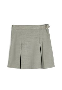 Falda gris de tela texturizada, con una cintura alta, pliegues, un cierre lateral y un detalle de hebilla en la cinturilla.