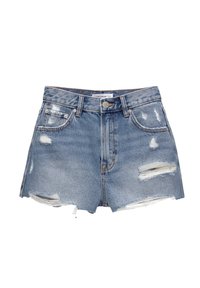 Jeansshorts i ljusblått med fransad nederkant, slitna detaljer, femfickdesign och mässingsdetaljer framtill.