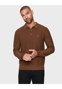 Braunes, gestricktes Langarm-Polohemd mit einem strukturierten Muster, zwei Knöpfen am Kragen und einem gestickten Logo auf der Brust.