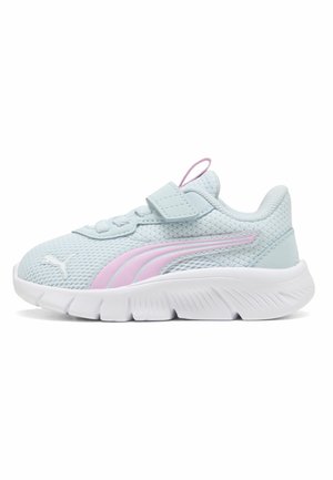 Lyseblå børne-sports sko med pink stribe, hvid sål, mesh-overdel og velcrolukning, set fra siden.