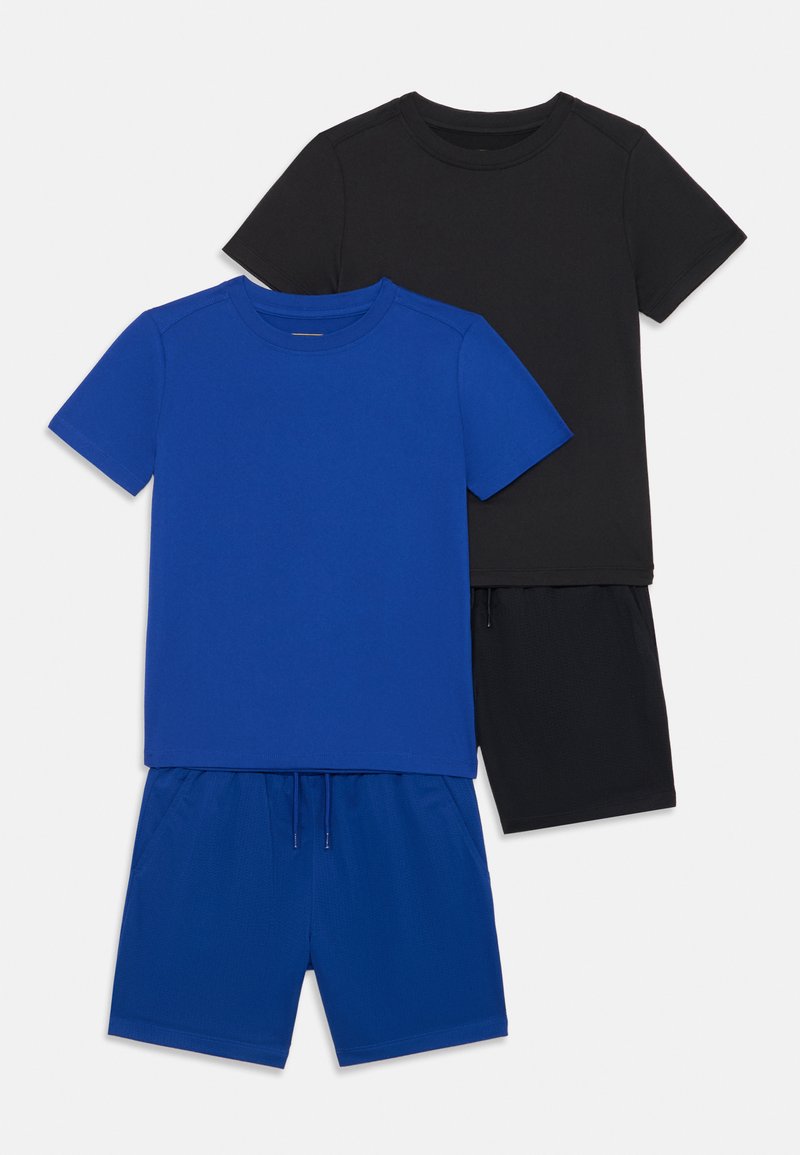Dos conjuntos de ropa deportiva: una camiseta de manga corta azul y pantalones cortos a juego, y una camiseta de manga corta negra, ambos con una textura suave.