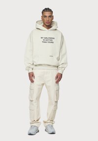 Pegador PRETO WIDE - Oldalzsebes nadrágok - dyed salty cream