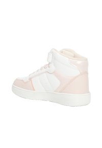 Hochschnitt-Sneaker in einer weißen und sanften rosa Farbgestaltung. Glattes synthetisches Material, strukturierte Akzente, Schnürdesign und Klettverschluss.