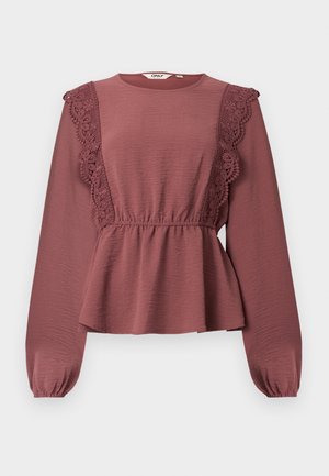 Blusa de manga larga color rosa polvo con escote redondo, adorno de encaje en el frente del cuerpo, cintura fruncida y bajo ligeramente acampanado.