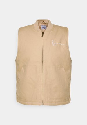 Vesta khaki fără mâneci, cu fermoar frontal, două buzunare aplicate și un logo brodat alb pe piept. Fabricată dintr-un material durabil.