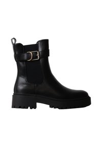 Bottine en cuir noir avec semelle épaisse à crampons, panneau élastique latéral et bride décorative avec boucle sur le côté extérieur.