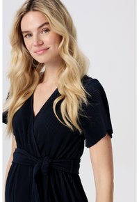 Marineblaues Faltkleid mit kurzen Ärmeln, Bindegürtel in der Taille und V-Ausschnitt. Hergestellt aus strukturiertemstoff, der dezente Linien zeigt.