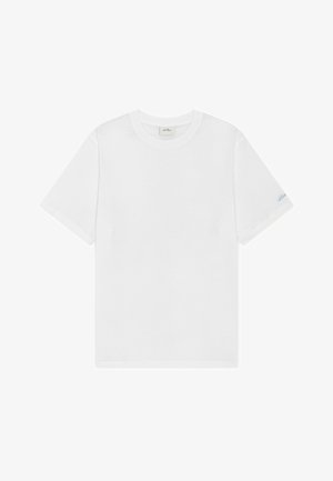 T-shirt en coton blanc à manches courtes, col rond, avec un subtil logo bleu sur la manche gauche. Tissu lisse et sans texture.