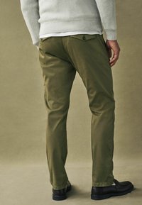 Next SLIM FIT PREMIUM - Chinos tipa bikses - khaki green