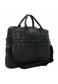 Zwarte leren aktetas met dubbele handgrepen, afneembare schouderband, voorzak met rits en reliëflogo. Gladde textuur met metalen hardwareaccenten.