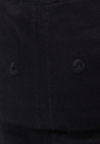 Černá baseballová čepice vyrobená z bavlny, s texturovanou tkaninou, jednobarevná, šesti-panelová konstrukce, s přišitoumi oky a zahnutým krempou.