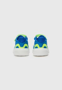 Baskets de sport bleues et vertes avec une tige en mesh, un dos arrondi, une sangle ajustable et une semelle blanche avec des détails texturés.