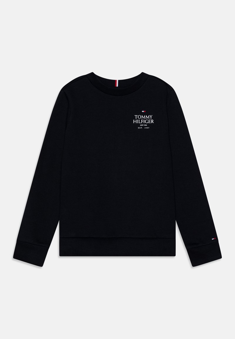 Sudadera negra con cuello redondo, puños y dobladillo acanalados. Presenta una impresión de logotipo en blanco y un pequeño detalle de bandera de color en la manga.