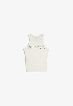 Maiou alb fără mâneci cu textul „Stay Loud” scris cu font Old English negru pe piept, pe un fundal simplu.