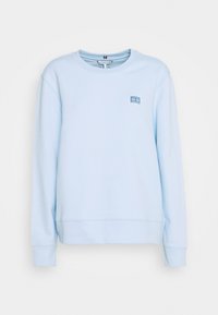 Sudadera azul claro hecha de una tela suave. Presenta un cuello redondo, mangas largas y un pequeño parche con un logo en el pecho. Corte clásico.