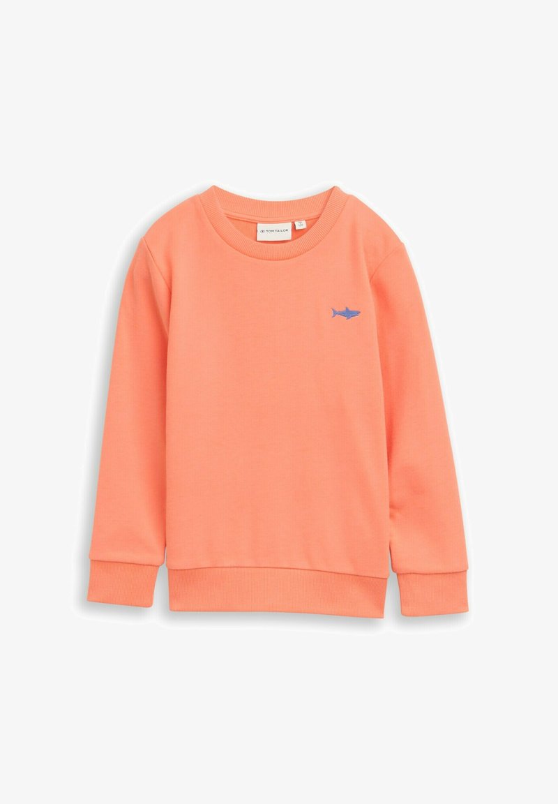 Korálová mikina s dlhými rukávmi, okrúhlym výstrihom a rebrovanými manžetami. Na ľavej strane hrudníka má malý modrý logo žraloka. Mäkká textúra.