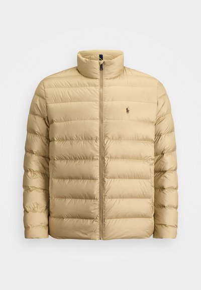 Helle beige gesteppte Jacke mit Stehkragen, Frontreißverschluss, langen Ärmeln und kleinem gesticktem Logo auf der linken Brust.