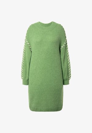 Grünes Strickkleid mit rundem Ausschnitt, langen Ärmeln und weißen dekorativen Nähten entlang der Ärmel. Weiche Textur und lässige Passform.