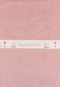 Coperta rosa con una morbida texture, bordata da un nastro bianco con illustrazioni di una giostra, un pallone aerostatico e la parola "nanán."