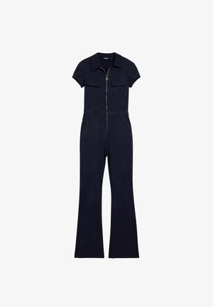 Granatowy kombinezon z krótkim rękawem, suwakiem z przodu, kołnierzem, klapami na kieszeniach na piersi oraz szerokimi nogawkami.