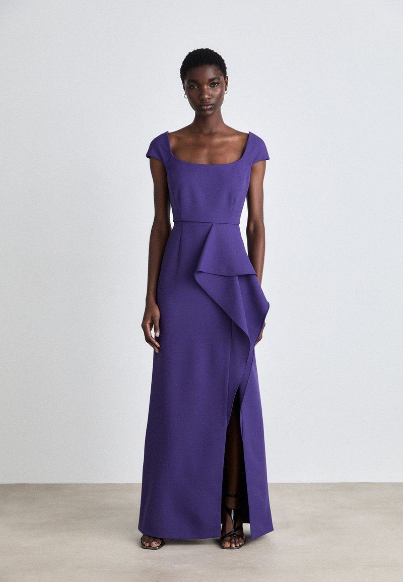 Langes lila Kleid mit U-Boot-Ausschnitt, angeschnittenen Ärmeln und einem seitlichen Schlitz. Verfügt über drapierte Stoffdetails an der Vorderseite für zusätzliche Textur.