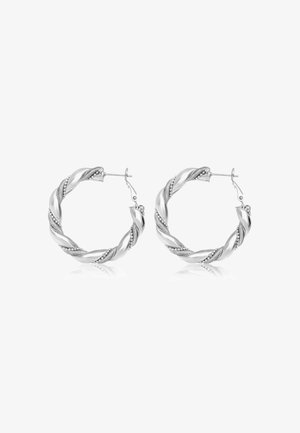 Boucles d'oreilles en métal argenté poli en forme de hoop torsadées, avec des accents texturés et un mécanisme de fermoir sécurisé. Design circulaire avec une finition brillante.
