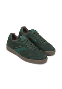 Grüne Wildleder-Sneaker mit strukturierter Oberfläche, ausgestattet mit tonalen Mesh-Elementen, Schnürdesign und Gummisohle. Markenname an der Seite aufgedruckt.