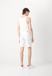 Calvin Klein Jeans SLIM - Džinsa auduma šorti - denim light