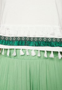 ONLY ONLFILIPPA LIFE TASSEL  - T-shirt estampada - cloud dancer