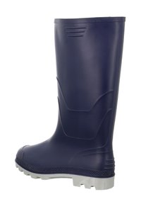 Donkerblauwe rubberlaars met een getextureerde witte zool, met een glad bovenwerk, verhoogde designaccenten en een ronde neus.