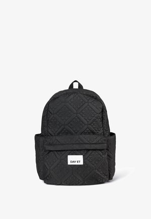 Sac à dos noir matelassé avec un motif en diamant et une poche zippée à l'avant. Dispose d'une poignée supérieure et de bretelles ajustables. Étiquette de logo blanche.