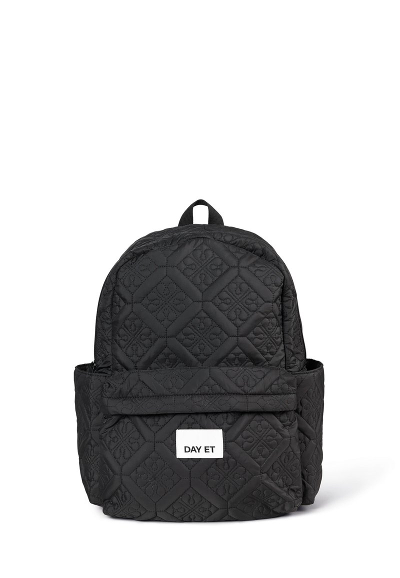 Sac à dos noir matelassé avec un motif en diamant et une poche zippée à l'avant. Dispose d'une poignée supérieure et de bretelles ajustables. Étiquette de logo blanche.