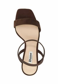 Bruine suede open-toe sandaal met een brede band over de voorkant en een dunne enkelband. Heeft een gevoerd beige inlegzool en een merklogo.