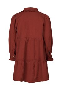 Rostfarbenes, knielanges Kleid mit einem kragenförmigen Ausschnitt, langen Ärmeln und Knopfmanschetten. Rüschendetails am Kragen und geschichteter Saum.