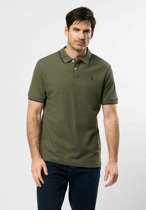 Olivia-grünes Poloshirt mit einem marineblauen Kragen, drei Knöpfen und gesticktem Logo auf der linken Brust. Kurze Ärmel und Baumwolltextur.